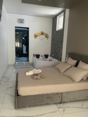Suite GOLD by L Amaryllis I Jacuzzi & Sauna privé I Centre Béziers Arrivée autonome